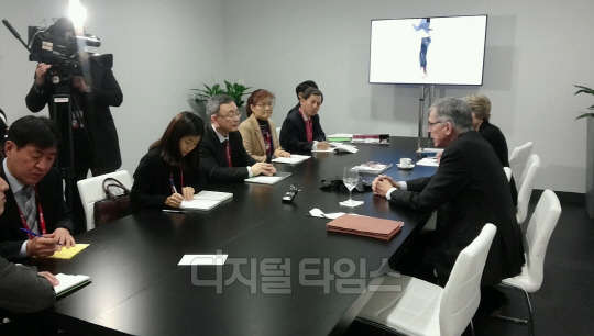 최성준 방송통신위원장(왼쪽 세번째)이 지난 3일(현지시간)스페인 바르셀로나 모바일월드콩그레스(MWC) 2015 현장에서 톰 휠러 미국 연방통신위원회 위원장(오른쪽 첫번째)를 만나 정책협력을 논의하고 있다. <방송통신위원회 제공>